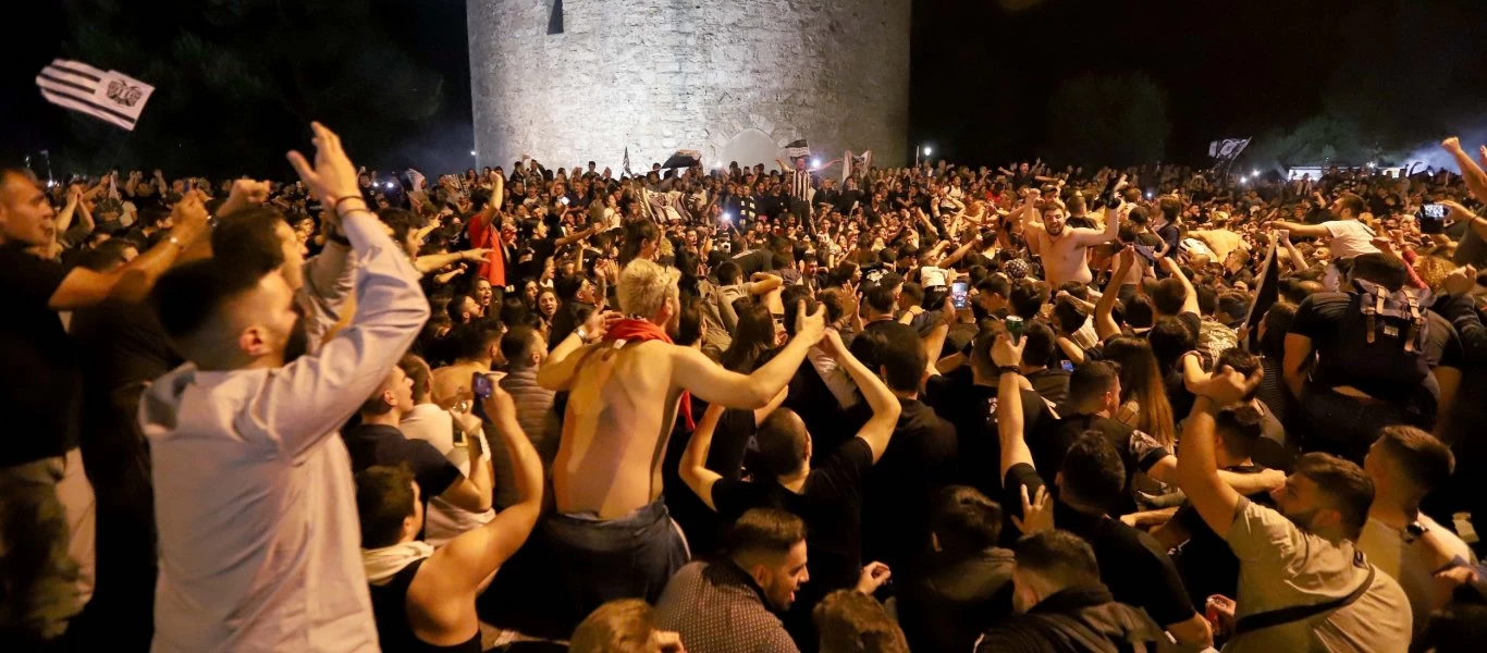 Θεσσαλονίκη: Ξέφρενοι πανηγυρισμοί των οπαδών του ΠΑΟΚ για την πρόκριση επί της Μπενφίκα